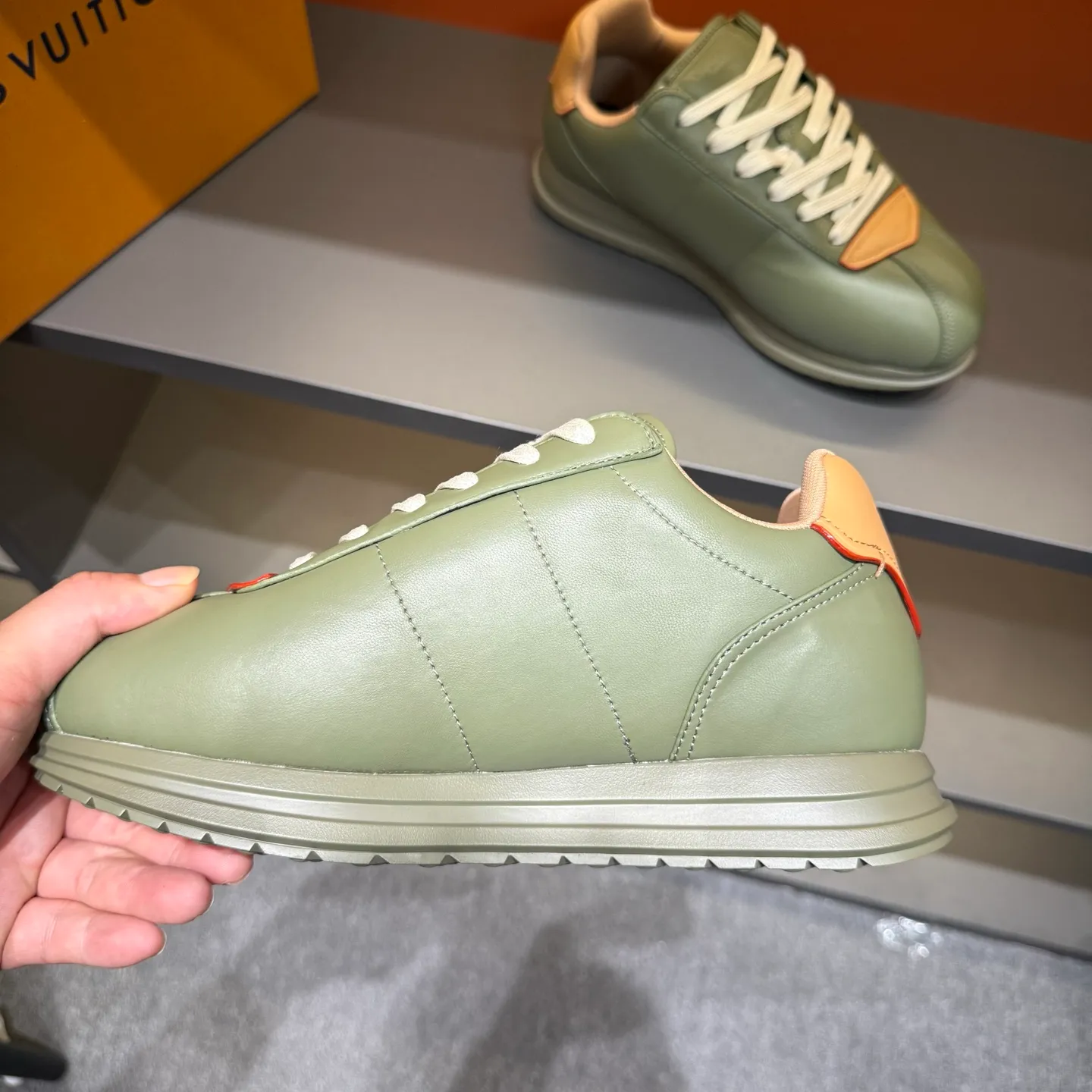 P540 Size 38-45 LV 🫏The colorful interpretation of BUTTERSOFT sneakers combines sheepskin, The colorful interpretation of LV BUTTERSOFT sneakers combines sheepskin and calfskin, bringing a super soft feel. Designed by Pharrell Williams, this '60s-inspired shoe features a padded upper that's been crafted by Louis Vuitton craftsmen to further enhance the comfort of the leather. In addition to the LV initials, it features multiple signatures, including natural leather trim and an embossed pattern of Pharrell Williams and lobster on the side, referencing the Fall/Winter 2025 men’s show. A must-have artifact for fashionistas✅